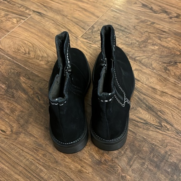 NWT Clarks Women’s Black Suede Boots, sz 6 1/2. - Picture 5 of 13